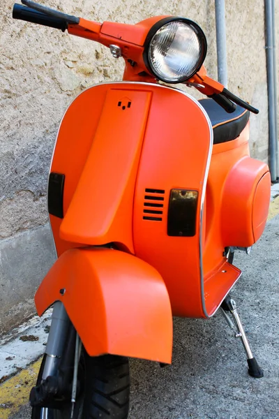 Orangefarbener Roller Orangefarbener Farbe Der Hauswand — Stockfoto