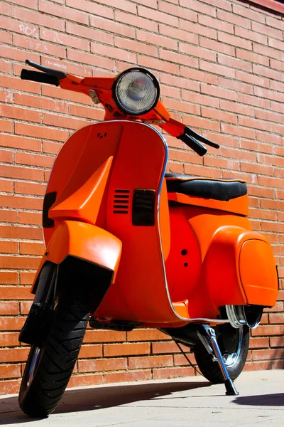 Turuncu duvarda sarı turuncu scooter