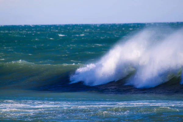 海岸で波が揺れている — ストック写真