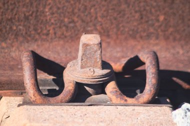 Demiryollarının eski paslı metal borusu