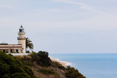 bir sahilde deniz feneri