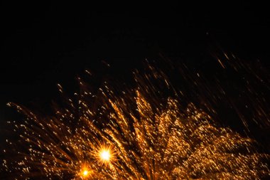Gece gökyüzünde havai fişekler