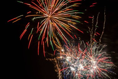 gökyüzü siyah arka plan üzerinde renkli havai fişek