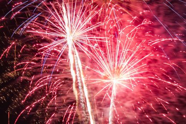 gece renkli havai fişek