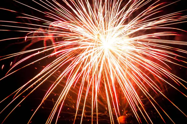 Siyah arka planda renkli havai fişekler