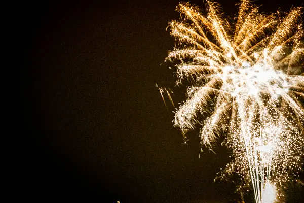 Siyah arka planda havai fişekler