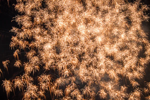 Gecenin renkli havai fişekleri