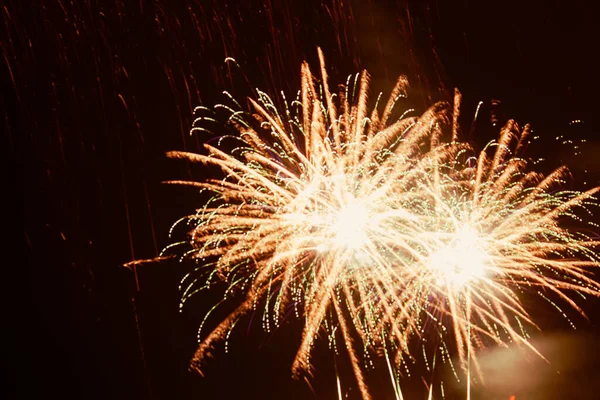 Gece gökyüzünde havai fişekler