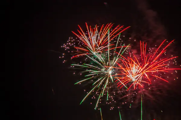 Gece gökyüzünde renkli havai fişekler