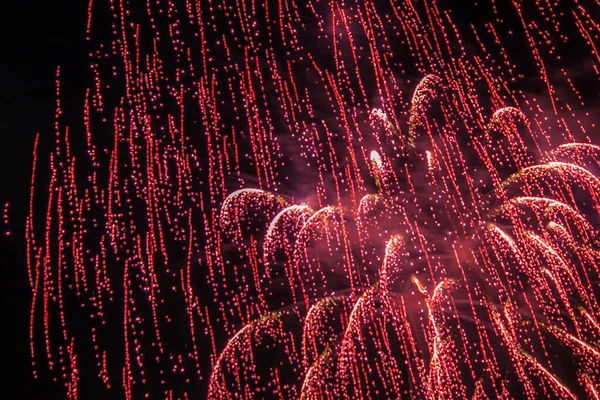 Siyah arkaplanda renkli havai fişekler