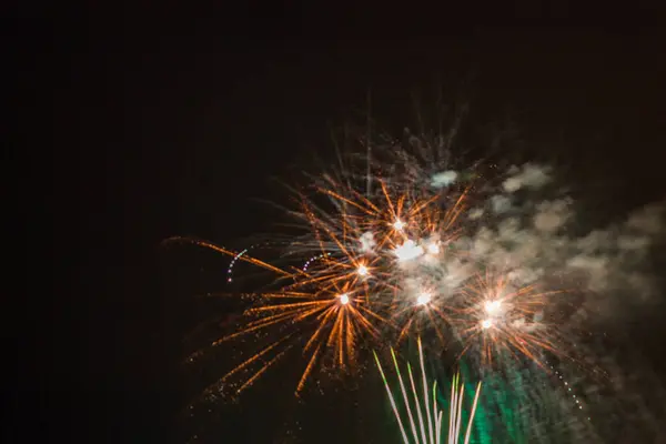 Kara gökyüzü arka planında havai fişekler
