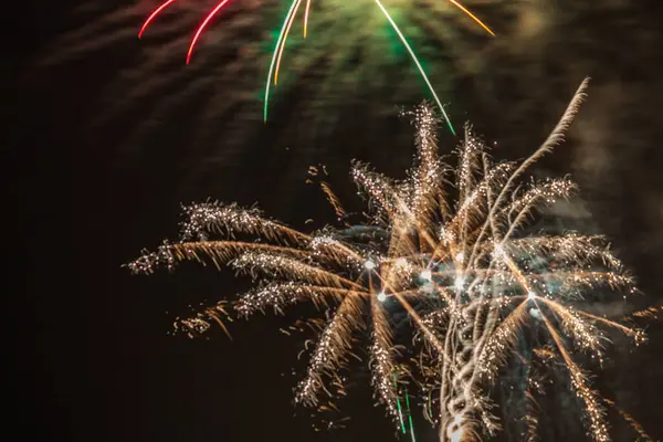 Karanlık gökyüzünde renkli havai fişekler