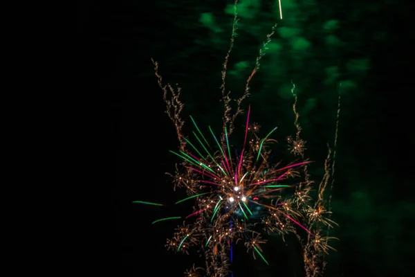 Geceleri havai fişekler. Renkli havai fişekler.