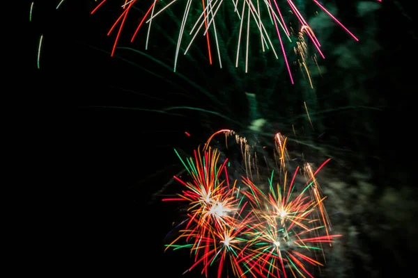 Gecenin renkli havai fişekleri