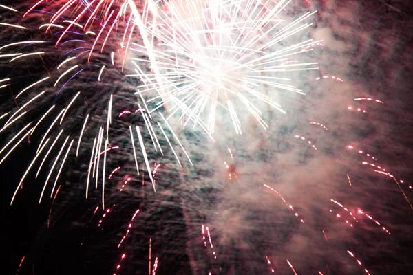 Gecenin renkli havai fişekleri