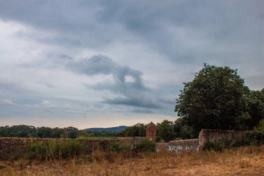 Katalonya 'da eski bir binanın kalıntıları.
