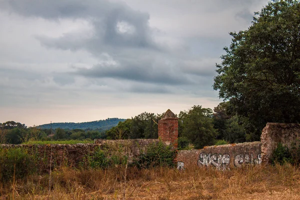 Terk edilmiş bir kalenin kalıntıları.