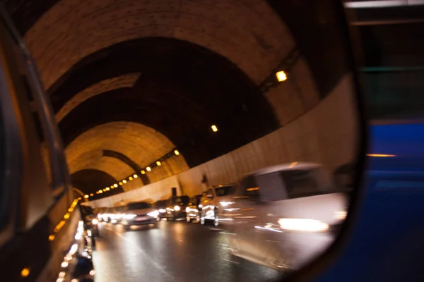 Gece otoyolda trafik vardı..