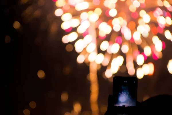 Bulanık bir geçmişi olan akıllı telefonu tutan bir el..