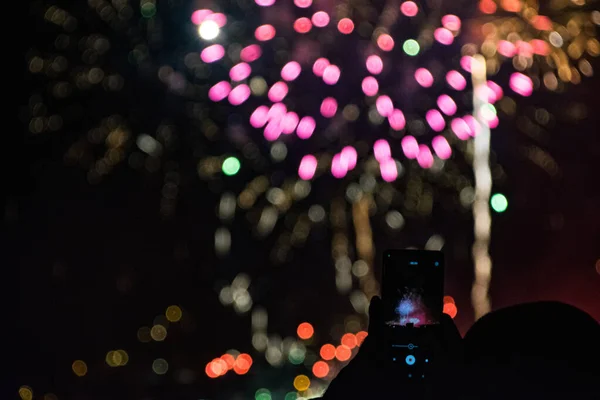 Telefonlu, renkli bir geçmişi olan havai fişekler.