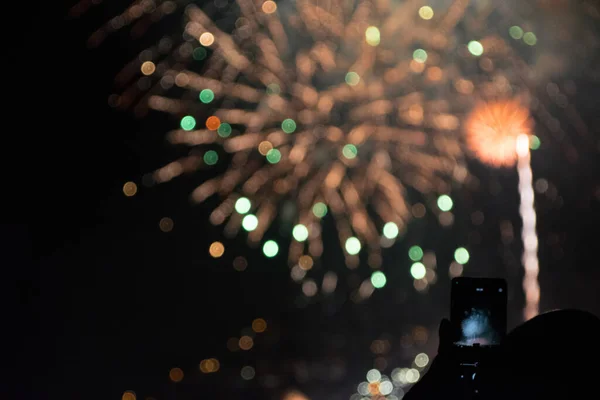 Gece gökyüzünde renkli havai fişekler