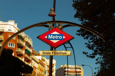 Madrid şehir merkezindeki bir banliyö metro istasyonunun reklamı.