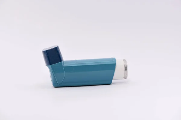 Asthmaの処置のために使用されるサルブタモールの吸入器 — ストック写真