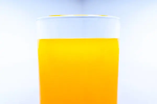 Narancslé Egy Pohár Fehér Alapon — Stock Fotó