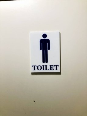 Tuvalet tabelası duvarda.