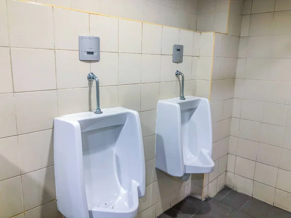 Deux Urinoirs Dans Les Toilettes Publiques — Photo