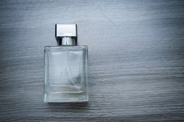 Parfüm şişesi beyaz masada, düz yerde. Metin için boşluk