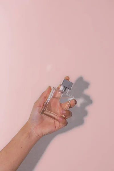 Frasco Perfume Con Una Mano Femenina — Foto de Stock