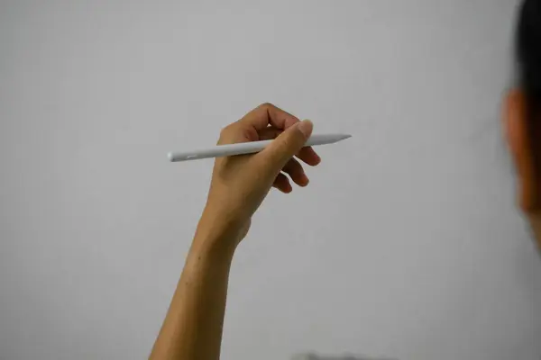 Mão Segurando Cigarro Branco Fundo Preto — Fotografia de Stock