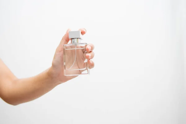 Mujer Sosteniendo Botella Perfume — Foto de Stock