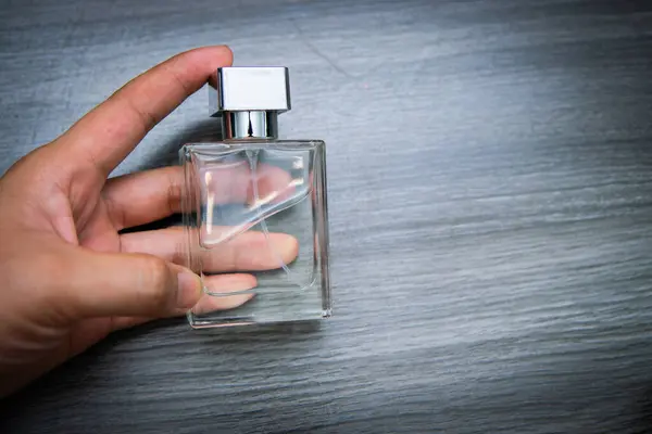 Erkek Eli Bir Şişe Parfüm Tutuyor — Stok fotoğraf