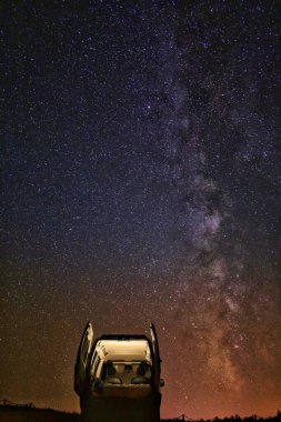 Astronominin, gece fotoğrafçılığının ve doğada kamp yapmanın büyülü gecesi. İnanılmaz bir yıldızlı gökyüzünün tadını çıkarın ve Samanyolu 'nun manzarayı aydınlatmasını gözlemleyin.