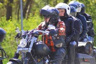 Motosiklet sürücüsü yolda