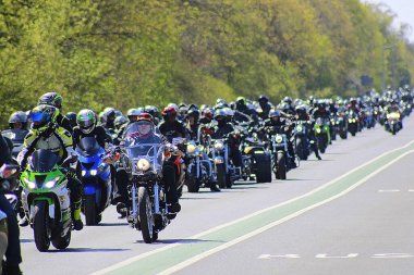 Motosiklet sürücüsü yolda