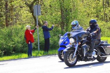 Motosiklet sürücüsü yolda