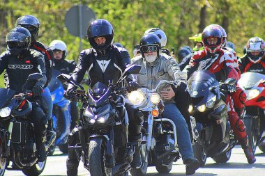 Motosiklet sürücüsü yolda