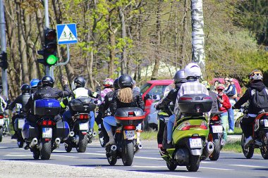 Motosiklet sürücüsü yolda