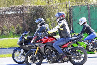 Motosiklet sürücüsü yolda