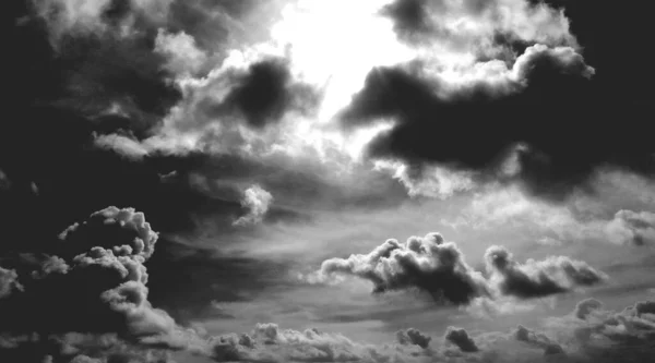 Svarta Och Vita Moln Himlen — Stockfoto