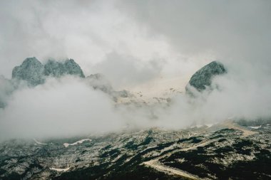 Bulutlu ve sisli dağ manzarası