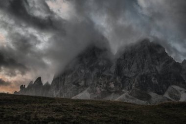 Dağlarda güzel bir gün batımı