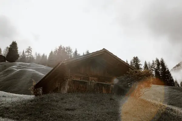 Dağlarda ahşap bir evi olan güzel bir manzara