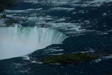 Niagara Şelalesi, Kanada. Kanada 'nın hava görüntüsü Kanada tarafına düşüyor..