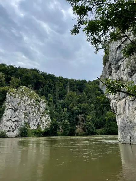 Dağlarda güzel bir nehir.