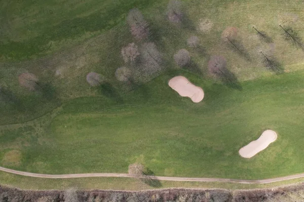 Şehirdeki golf sahasının havadan görünüşü.