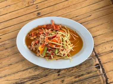 Tavuk ve sebzeli erişte.